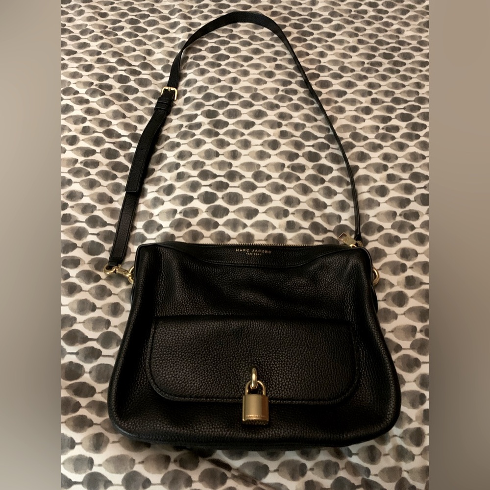 Marc Jacobs black leather shoulder bag.